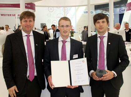 Maximilian Knauss (middle) was awarded the Gerhard-Schuler Prize for the best bachelor thesis in 2014 of Rosenheim University of Applied Sciences, faculty Wood Technology. Left: Oliver Galli, right: Steffen Hampel, both R+D LEUCO